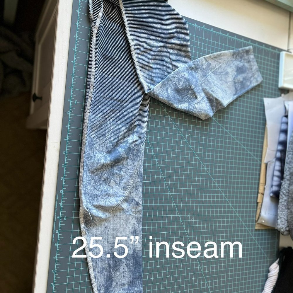 Lululemon Rare Find Tights Marbled Blue size 6 25.5" Inseam - Picture 4 of 6